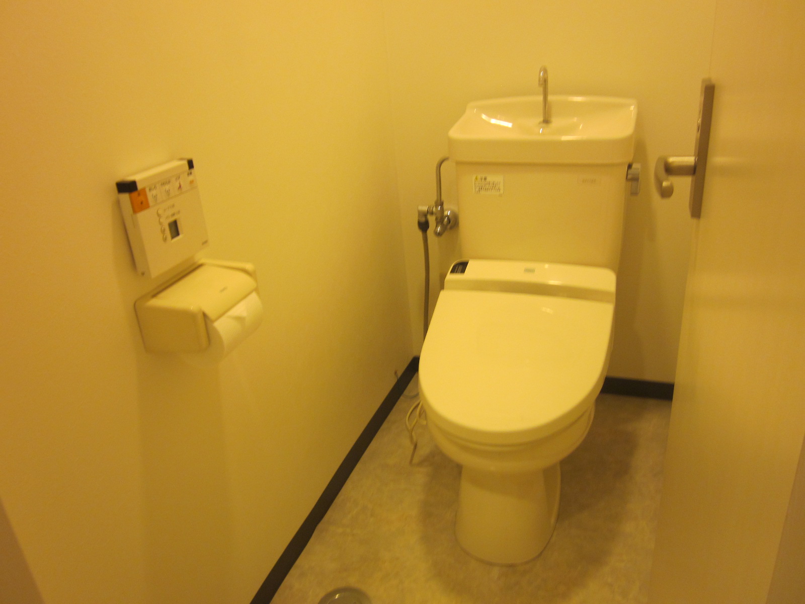 トイレは男女別でウォシュレット付き
