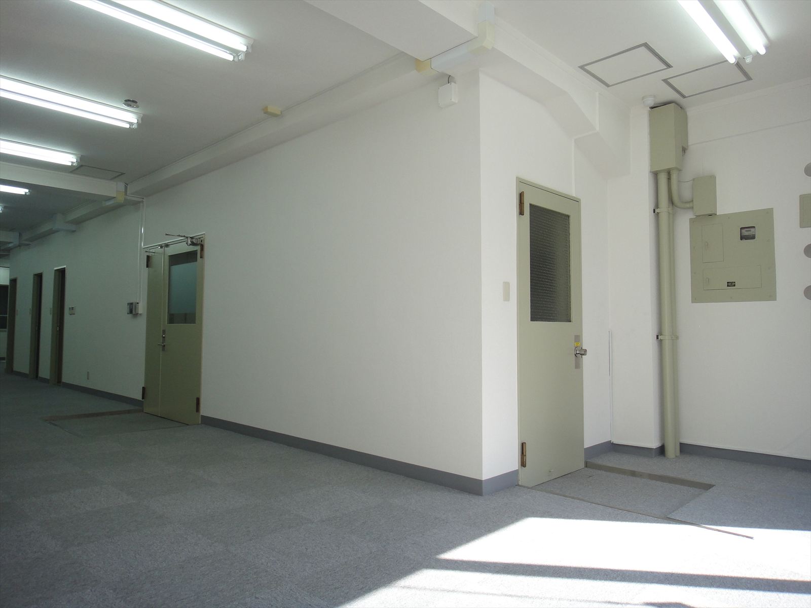 室内、入退室口