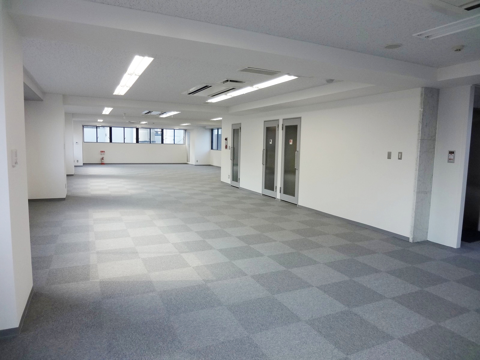 窓が多い明るい室内