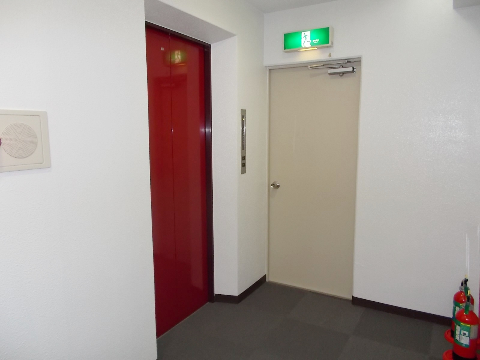 赤色のエレベーターが印象的