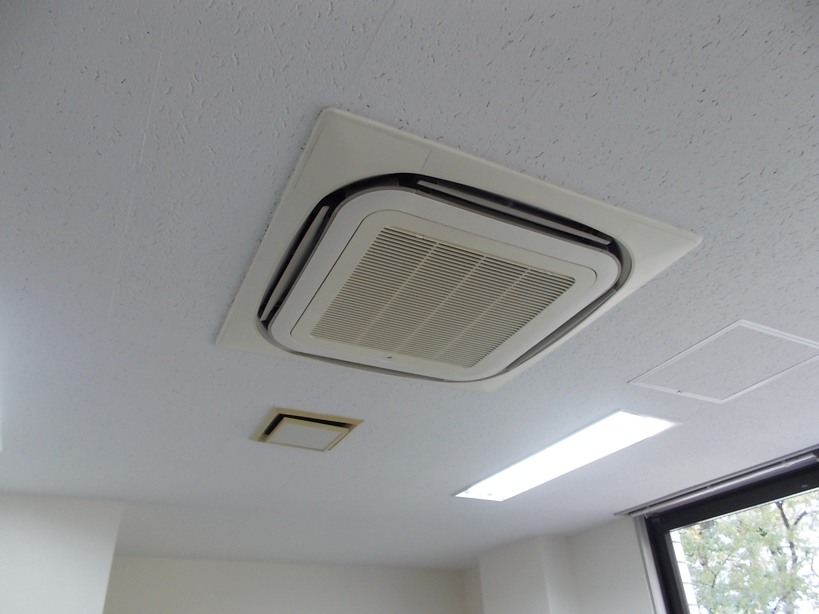 空調は天井埋め込み式