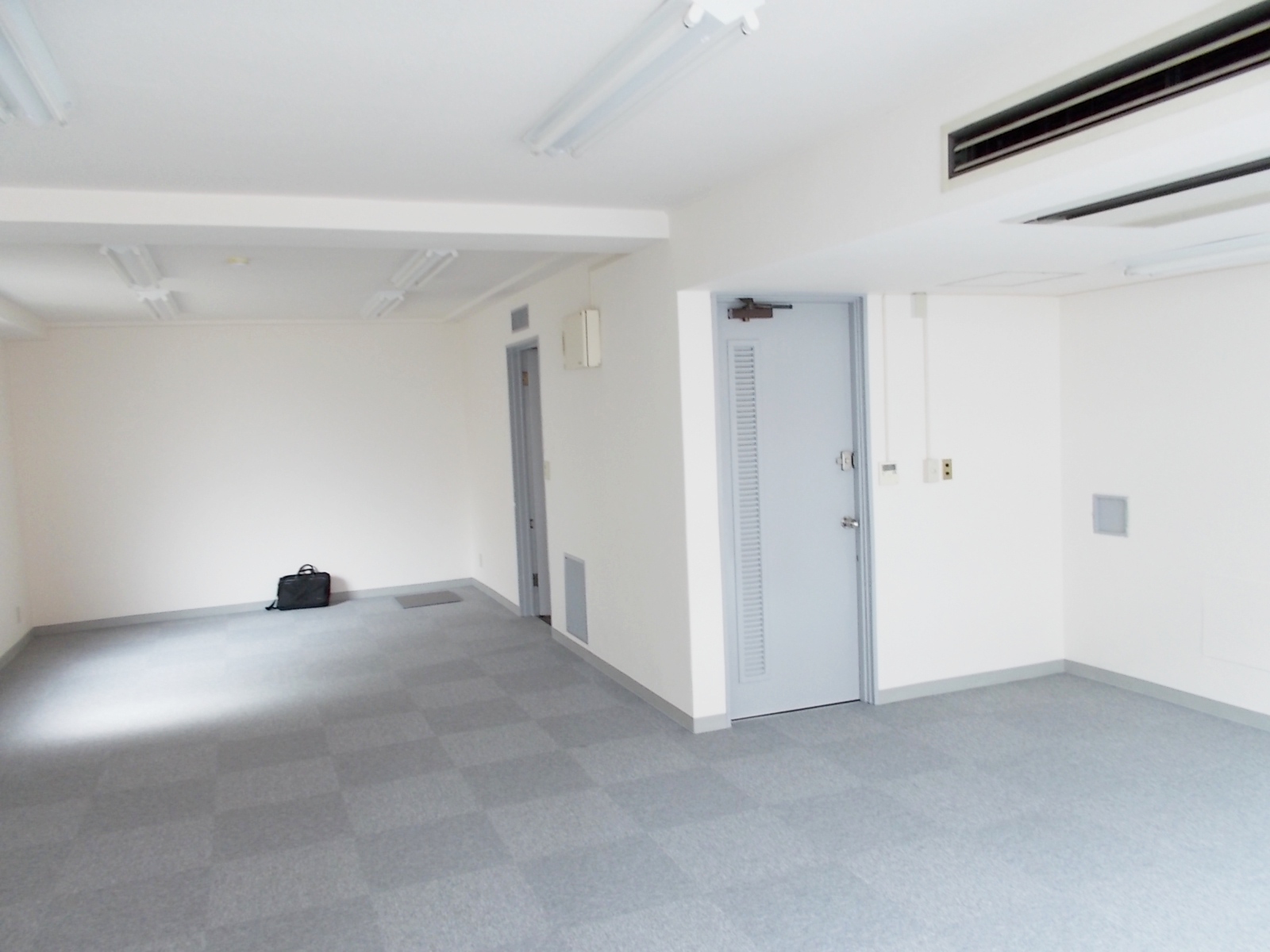 広い方の部屋は入り口が2つ