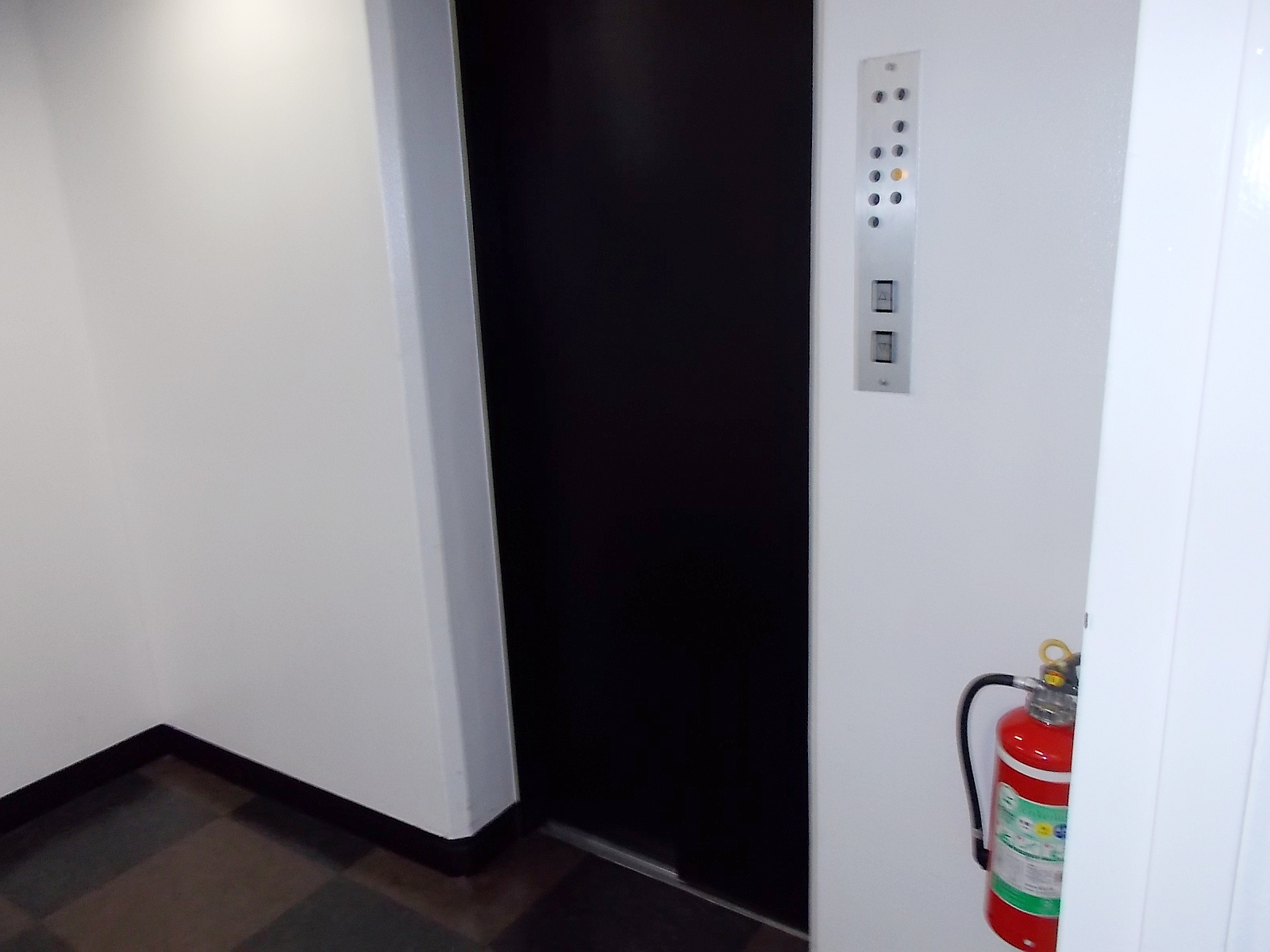 ブラックカラーのEVがスタイリッシュ