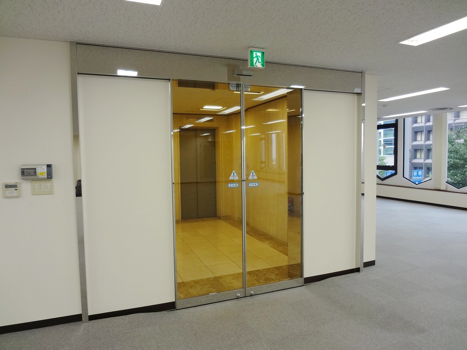 執務室とエレベーターホールは自動扉
