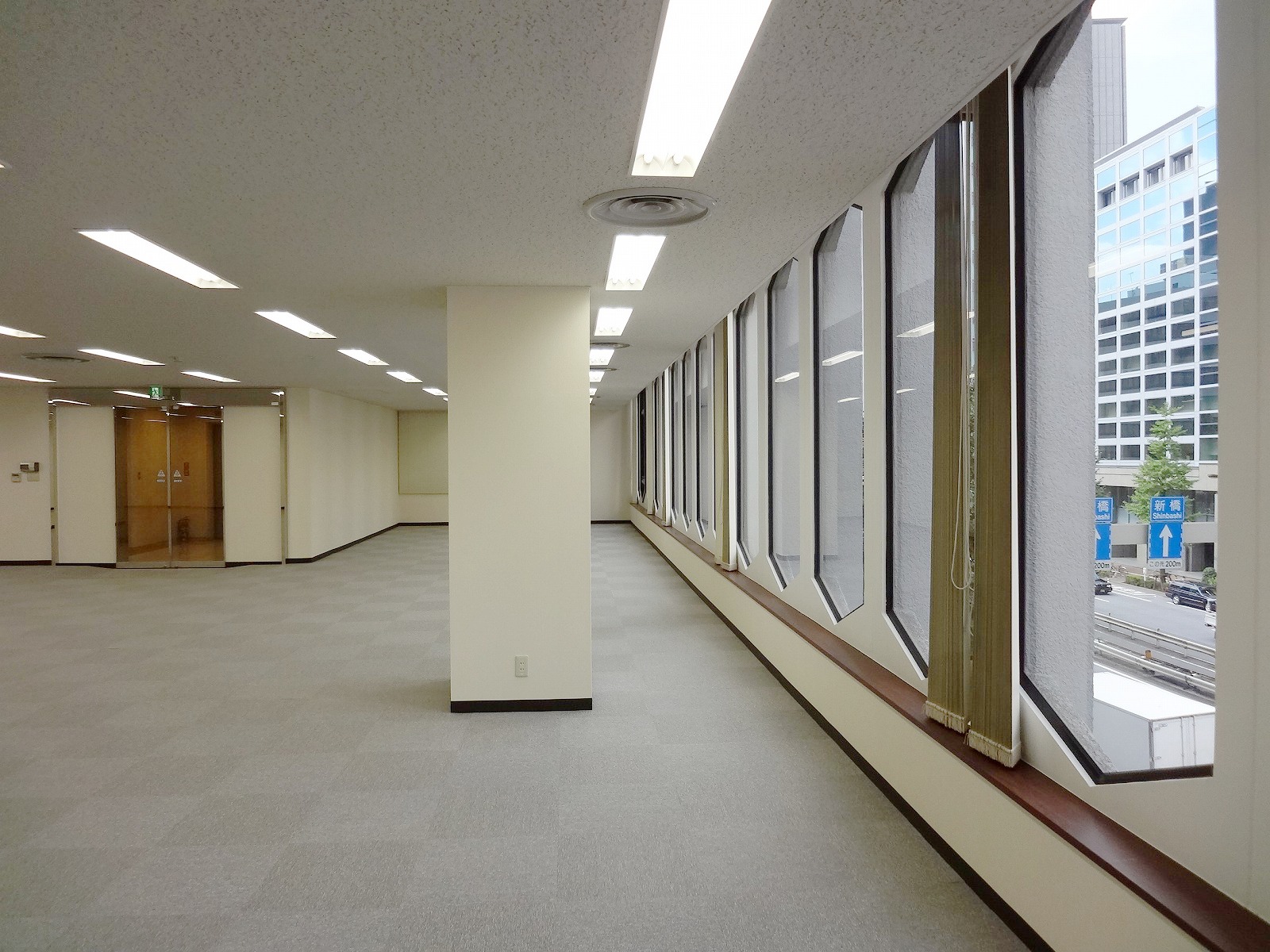 明るい窓側