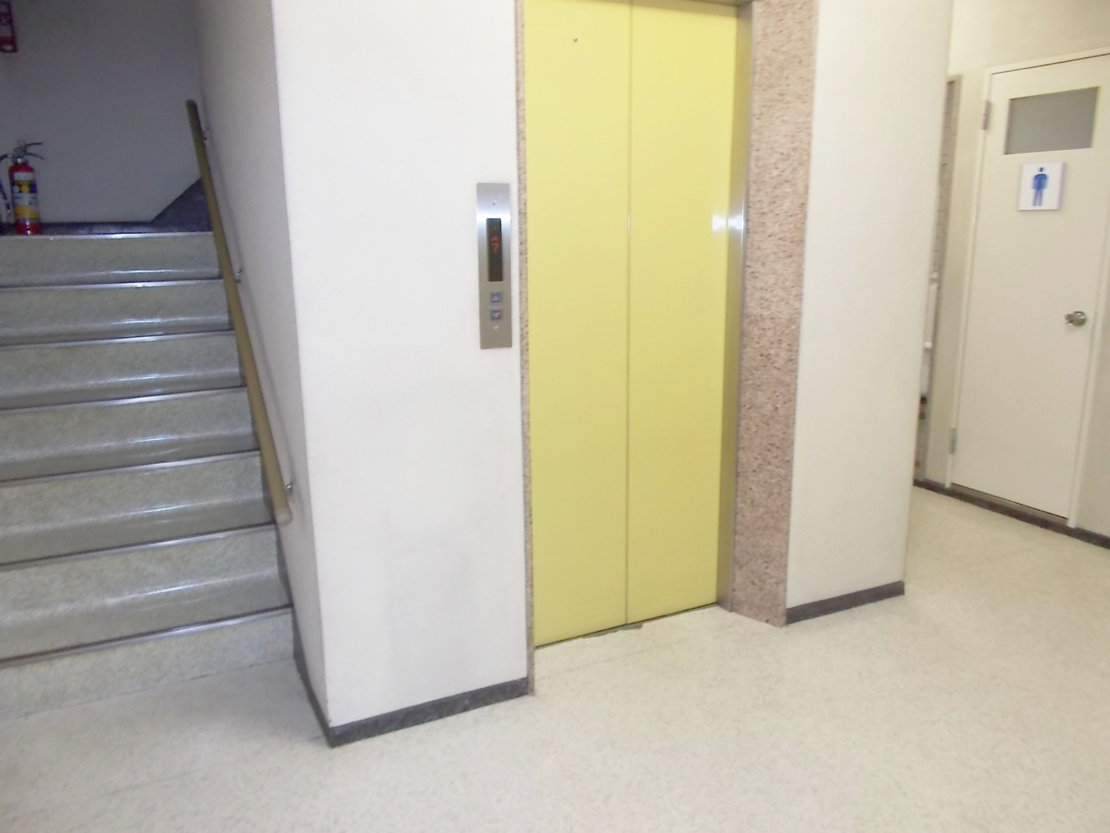 エレベーターは1基