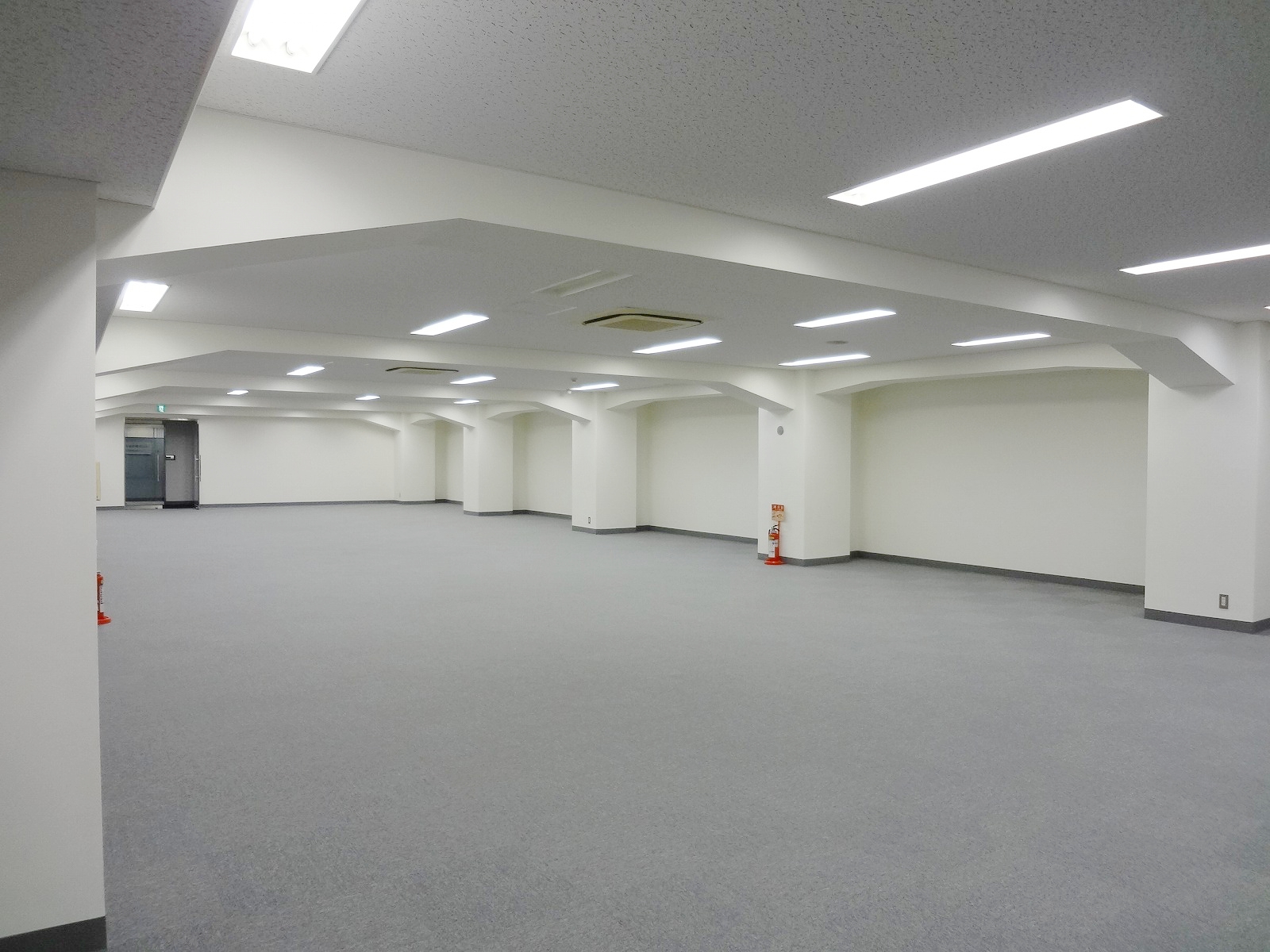 柱が壁沿いにあるため、開放感あり