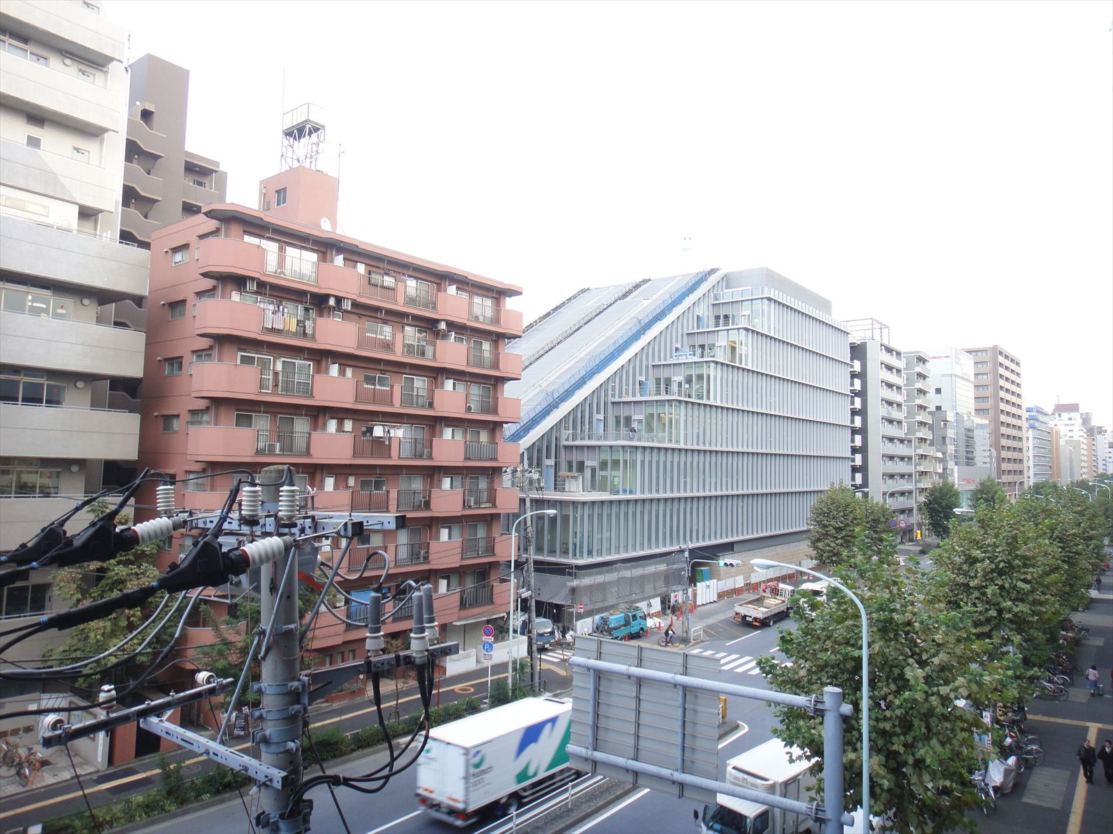 窓からは山手通りを見下ろす眺望