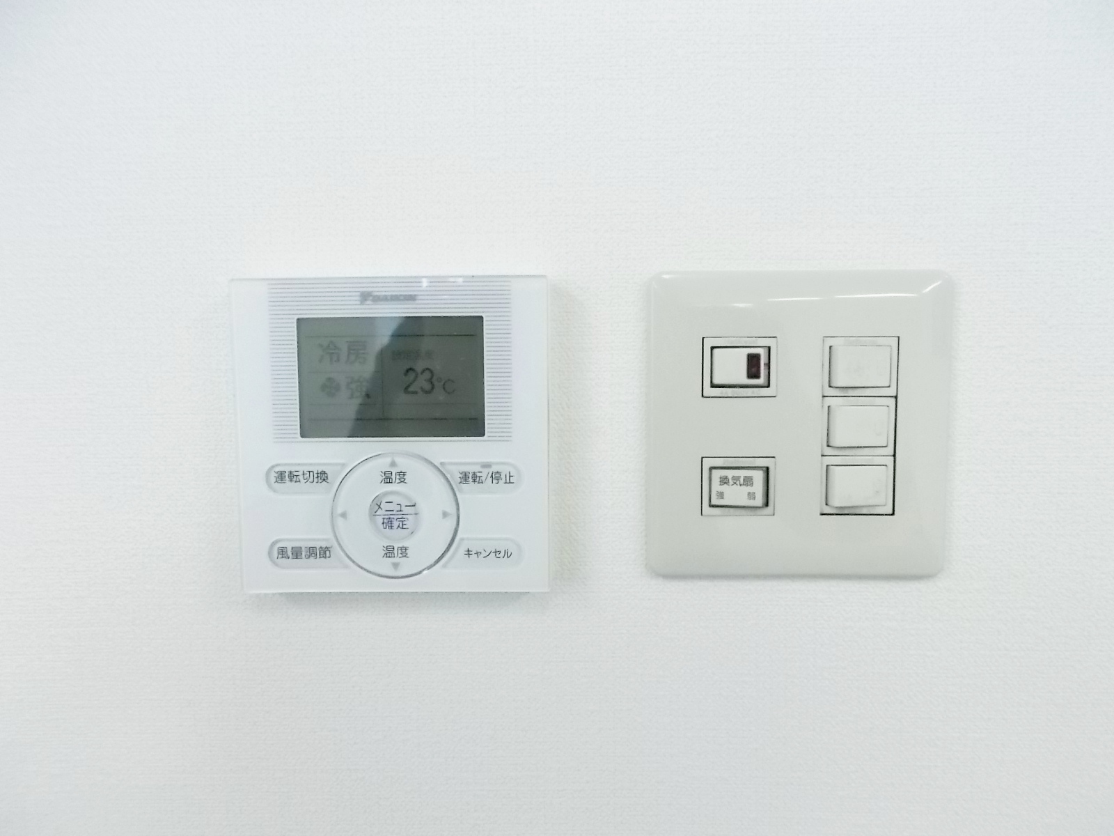 空調と照明スイッチ