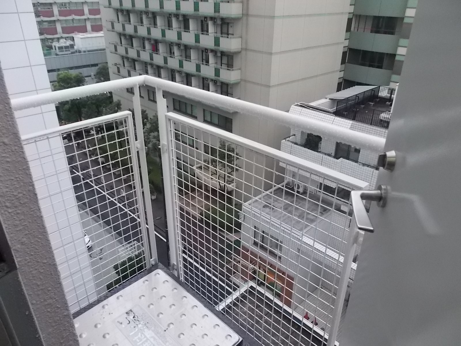 避難用の小さなバルコニー