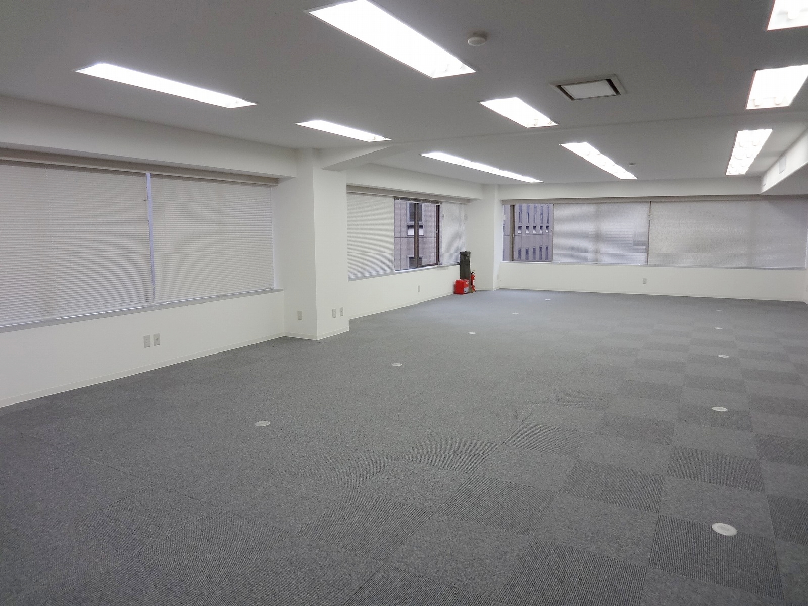 窓が多い明るい室内