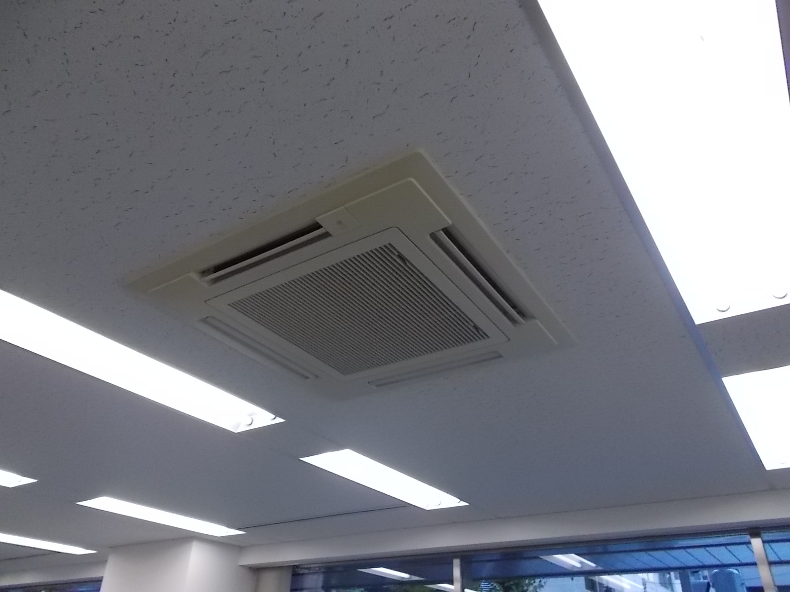 空調は天井埋め込み式