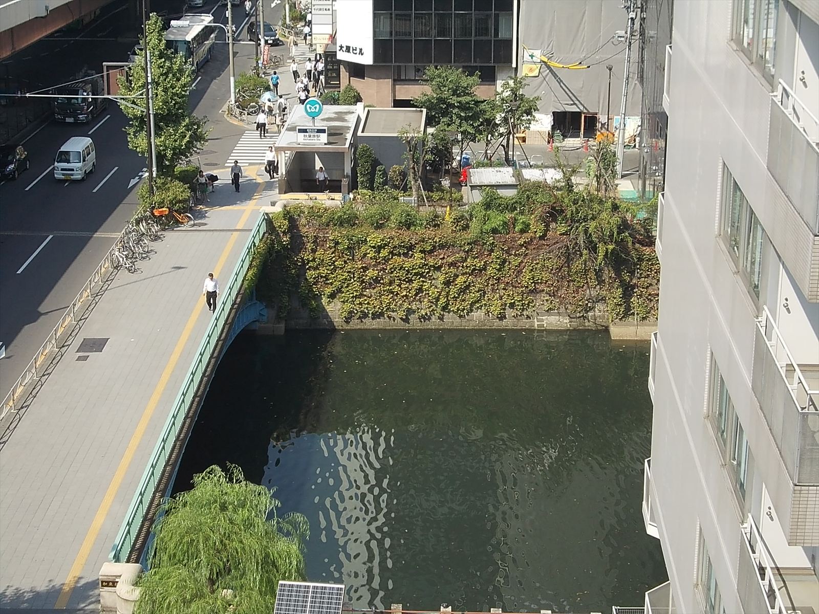 窓の下には神田川