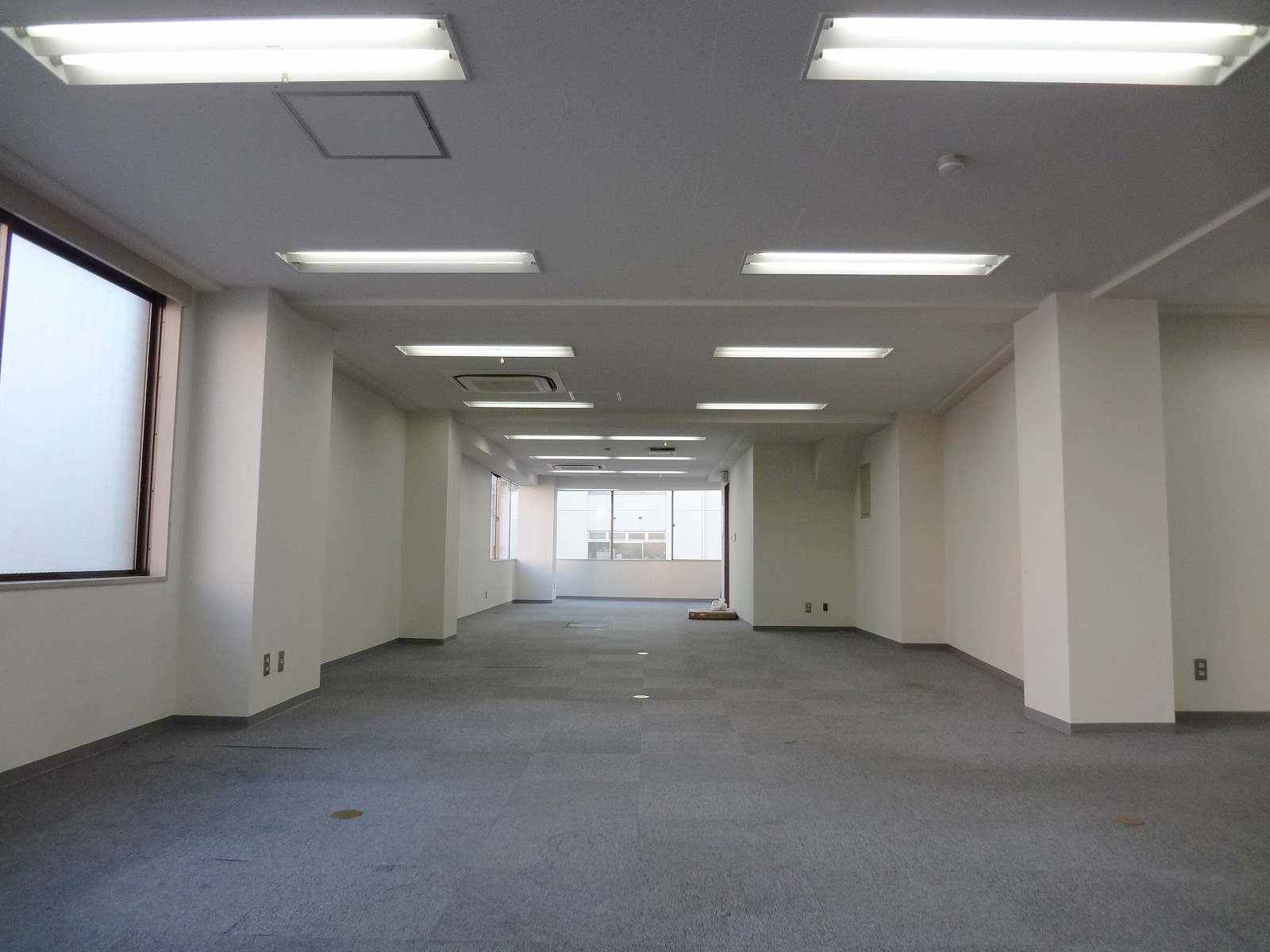 窓が多く明るい室内