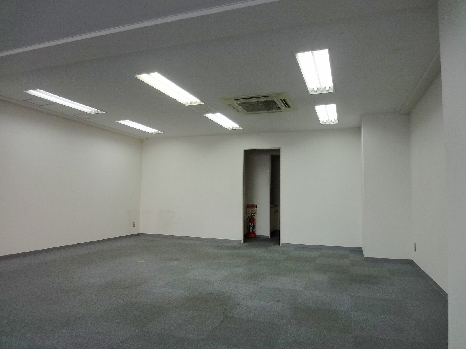 部屋の奥に給湯室