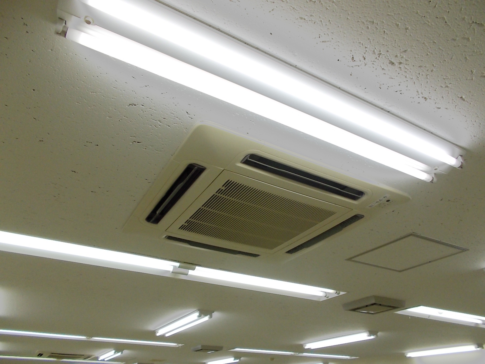 空調は天井埋め込み式