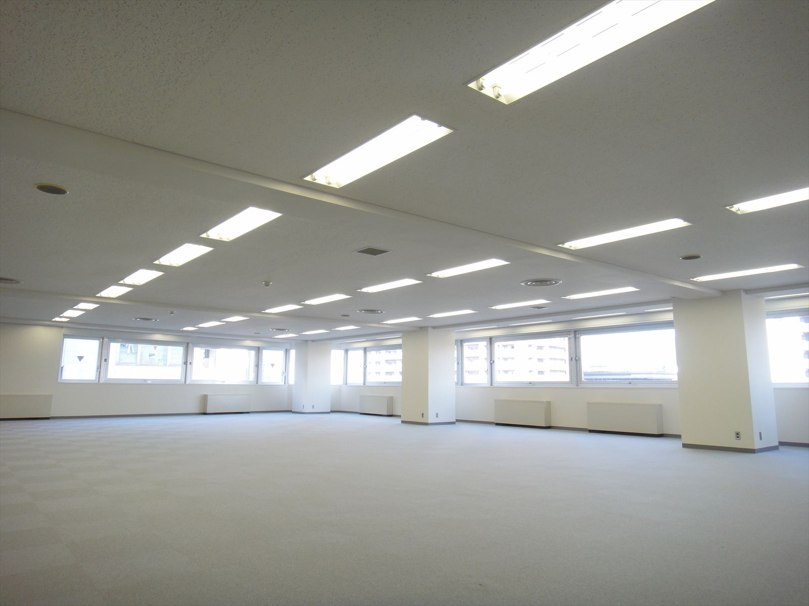 窓が多く明るい空間
