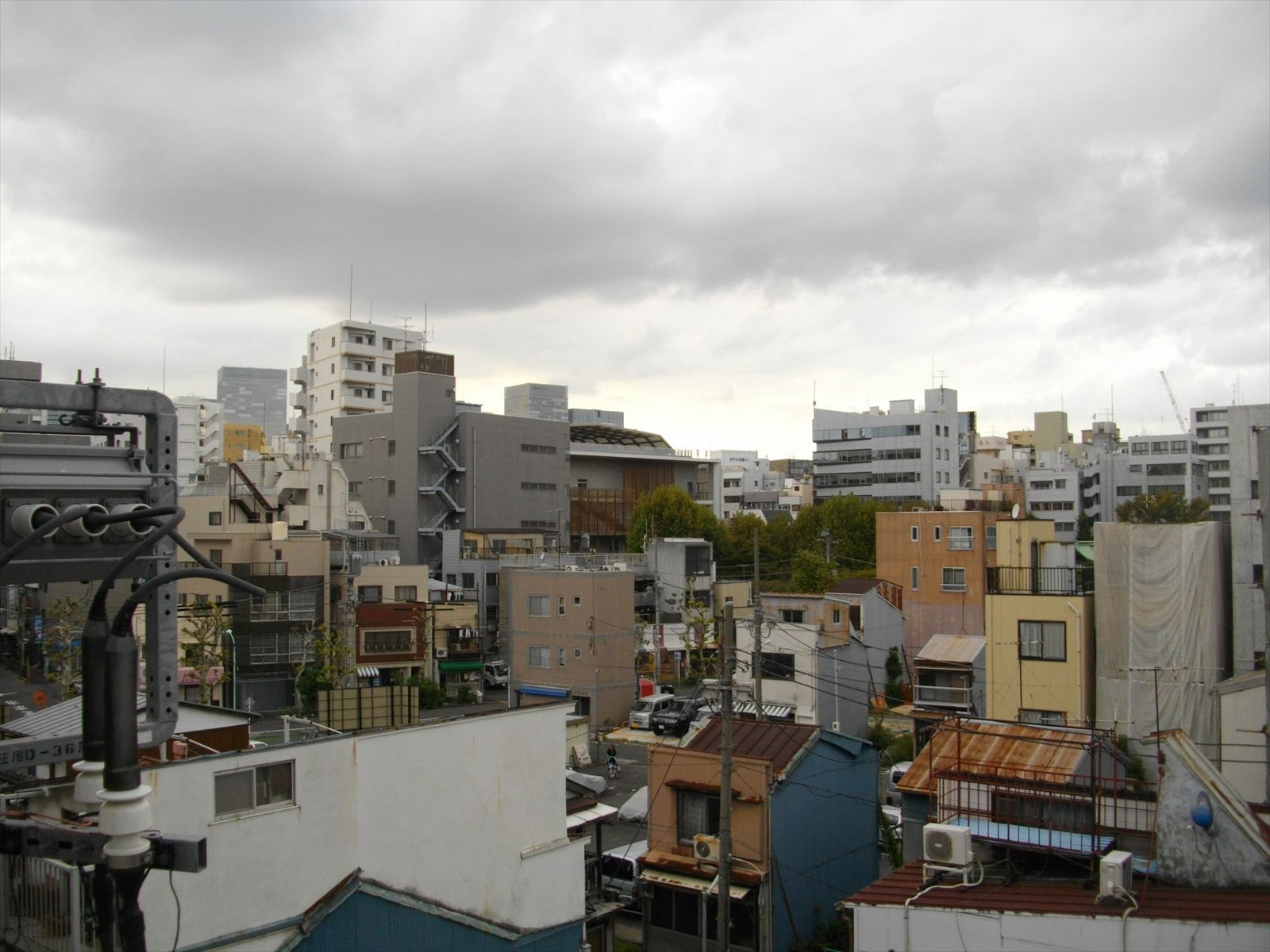 周辺には住宅街が広がる