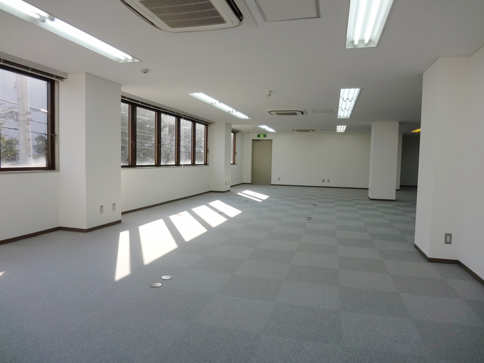 日差しの入る明るい室内