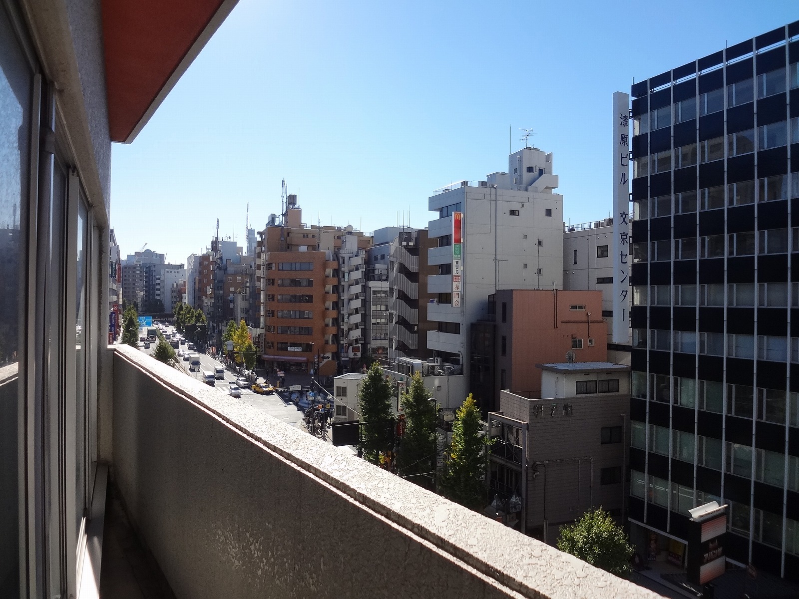 明るいバルコニー