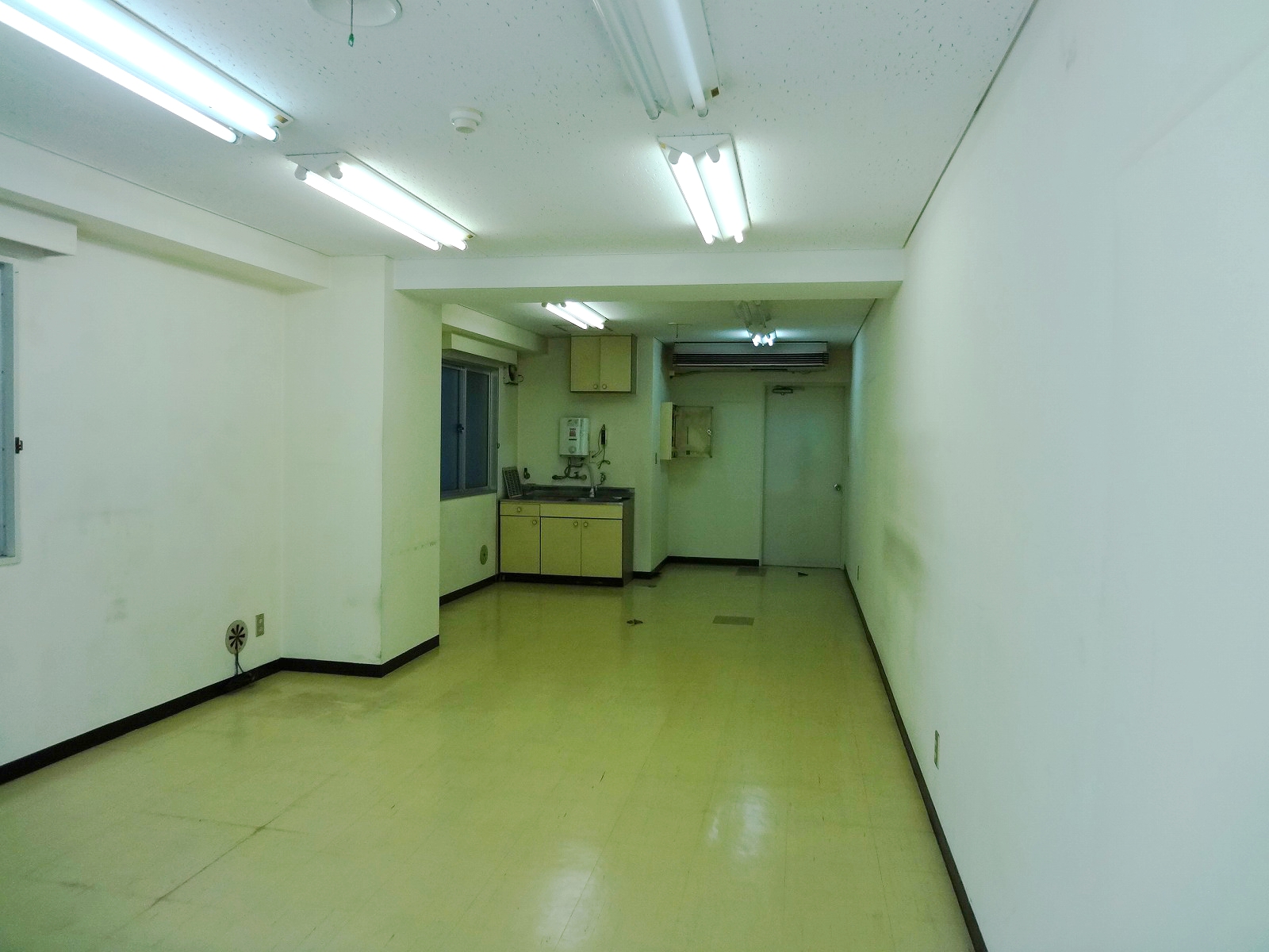 給湯室は入り口付近