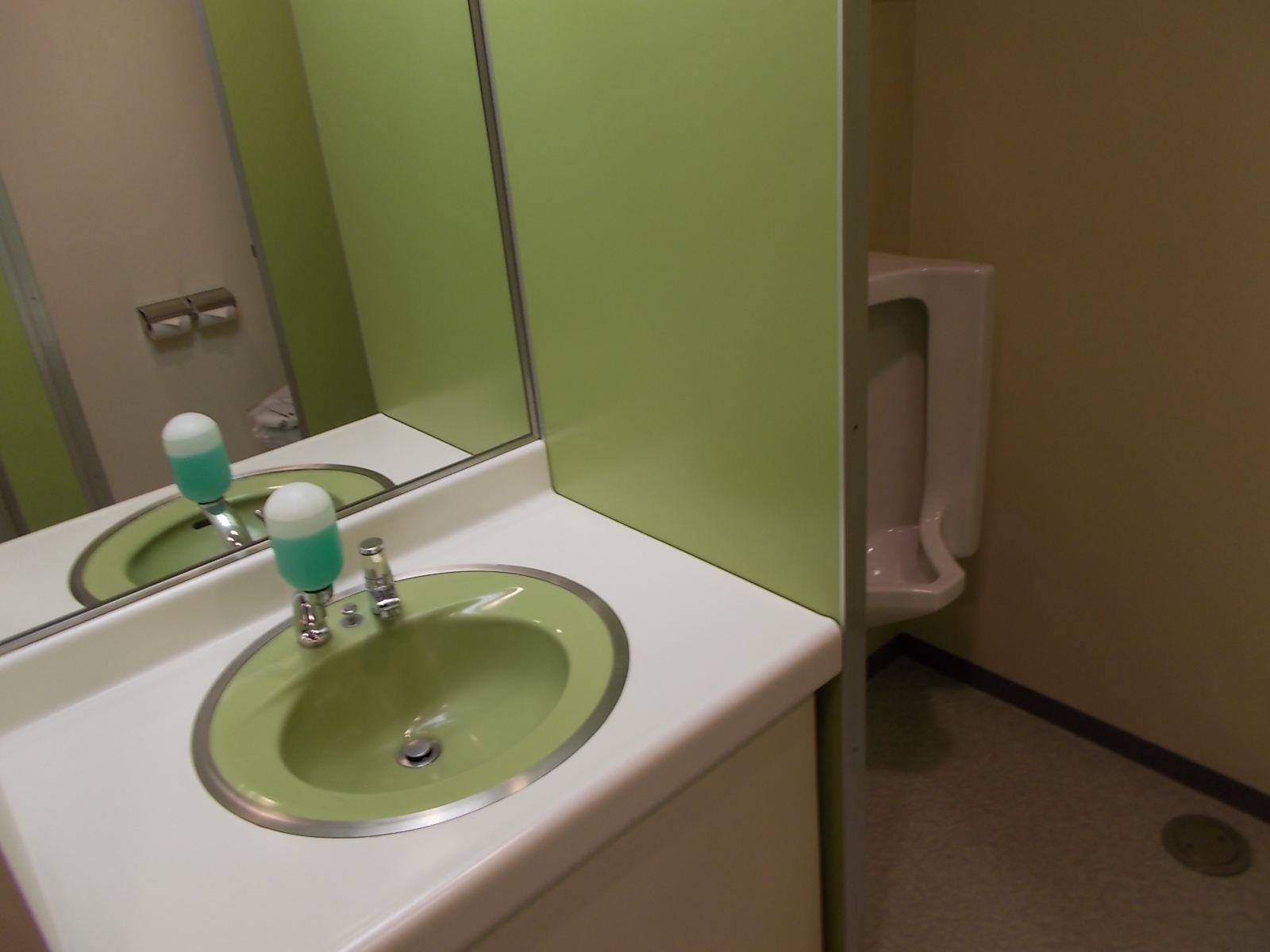 男性用トイレは黄緑色