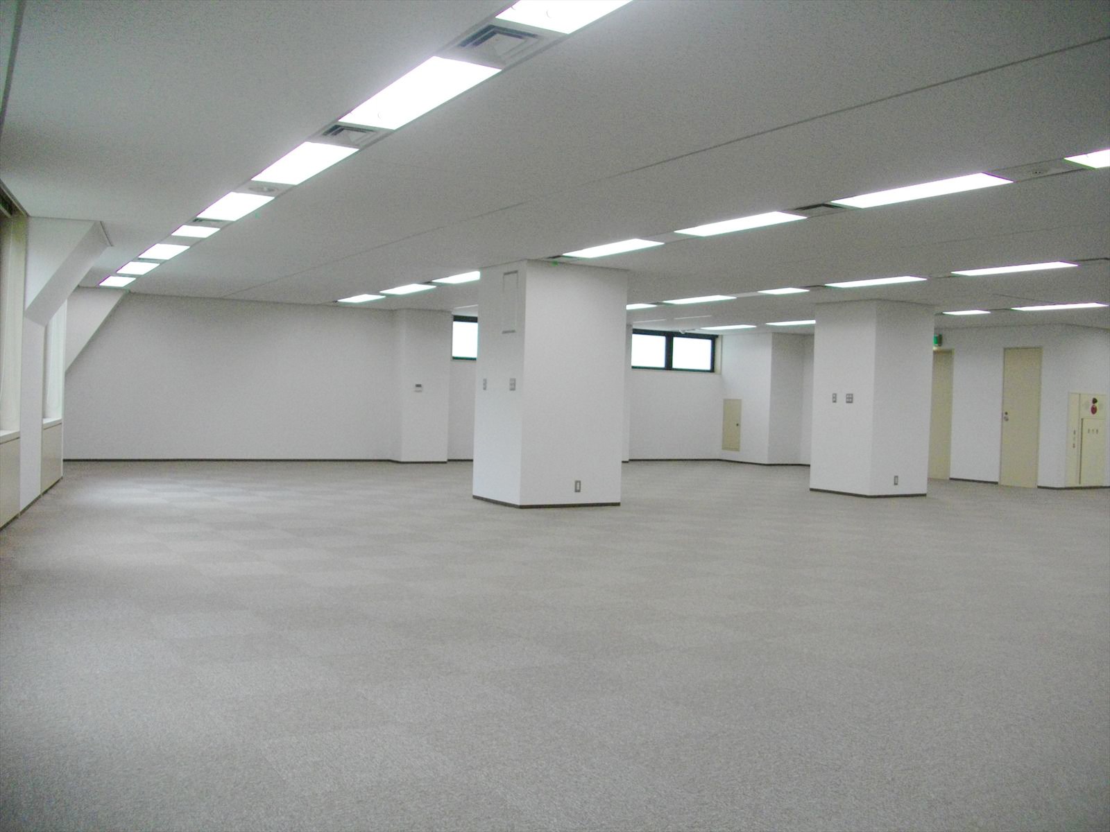 室内は長方形に近い形状