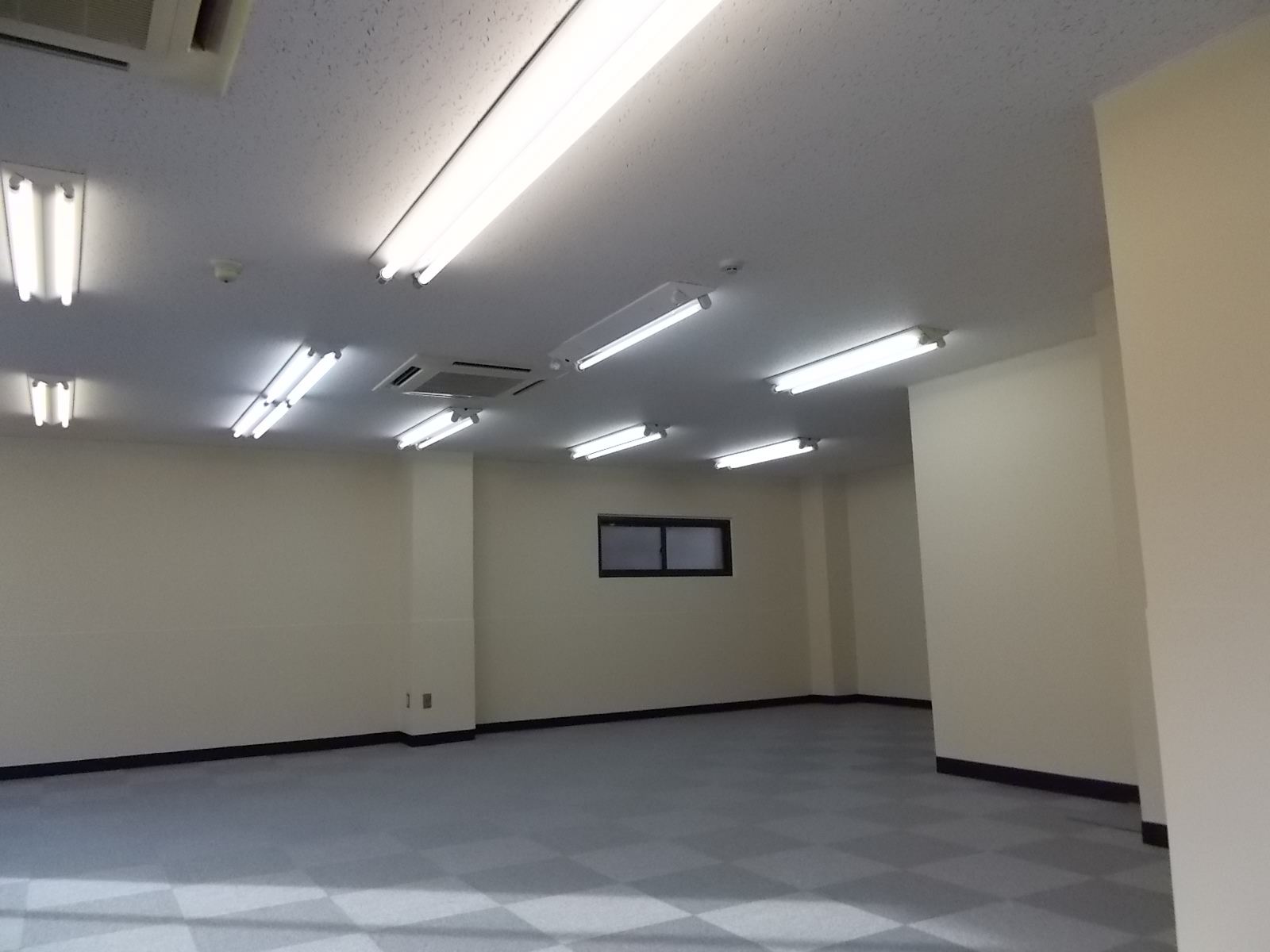 奥には給湯・トイレスペース