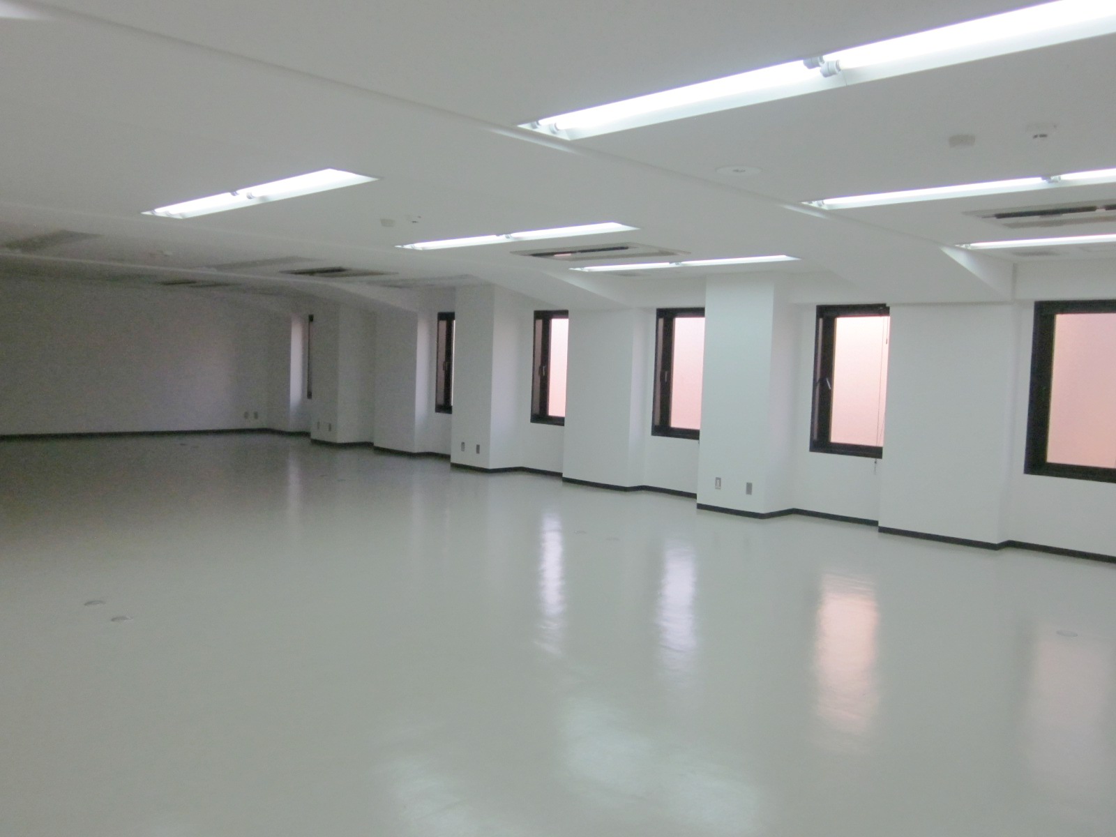 白が基調の室内