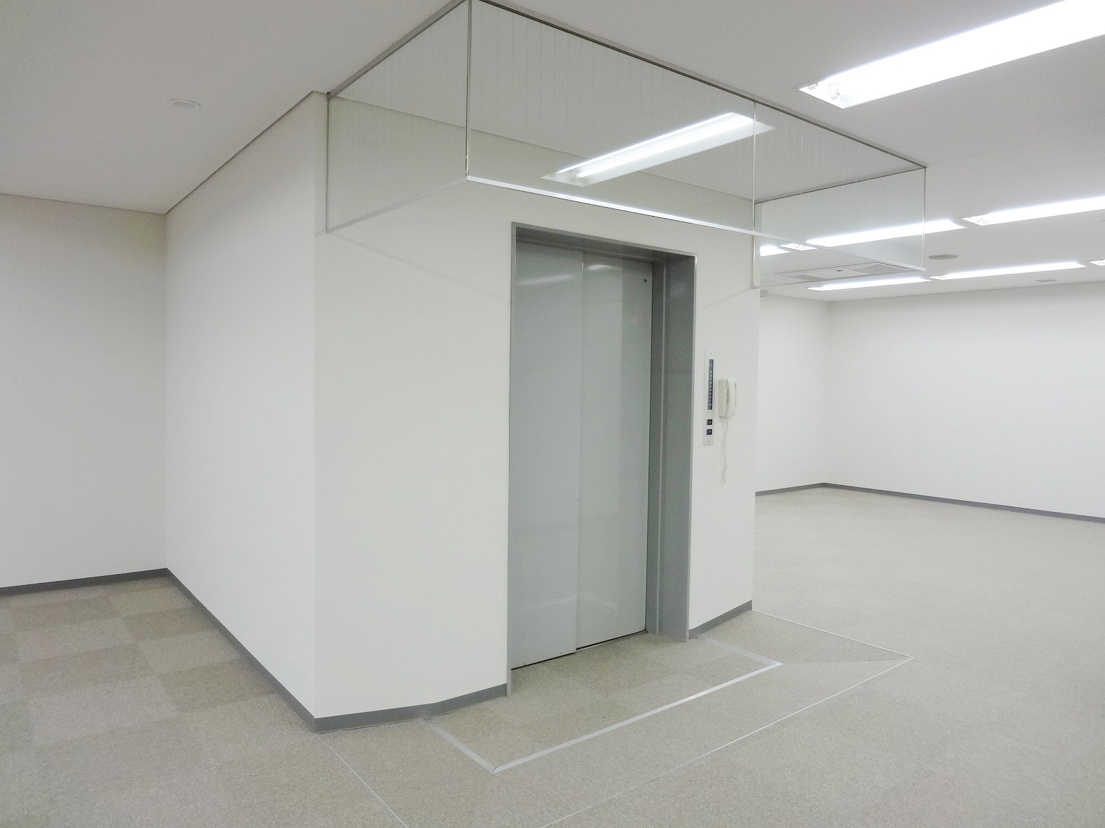 室内に荷物用エレベーター有り