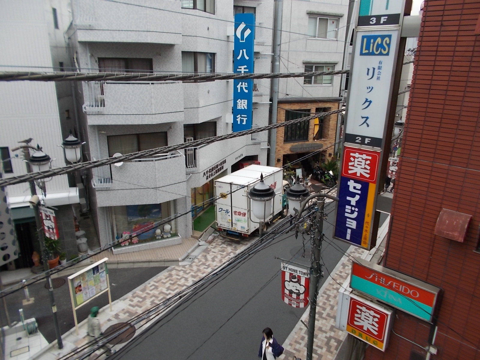 商店街を見降ろせます