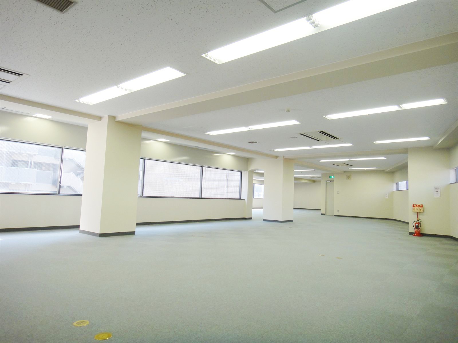 入口付近からの室内