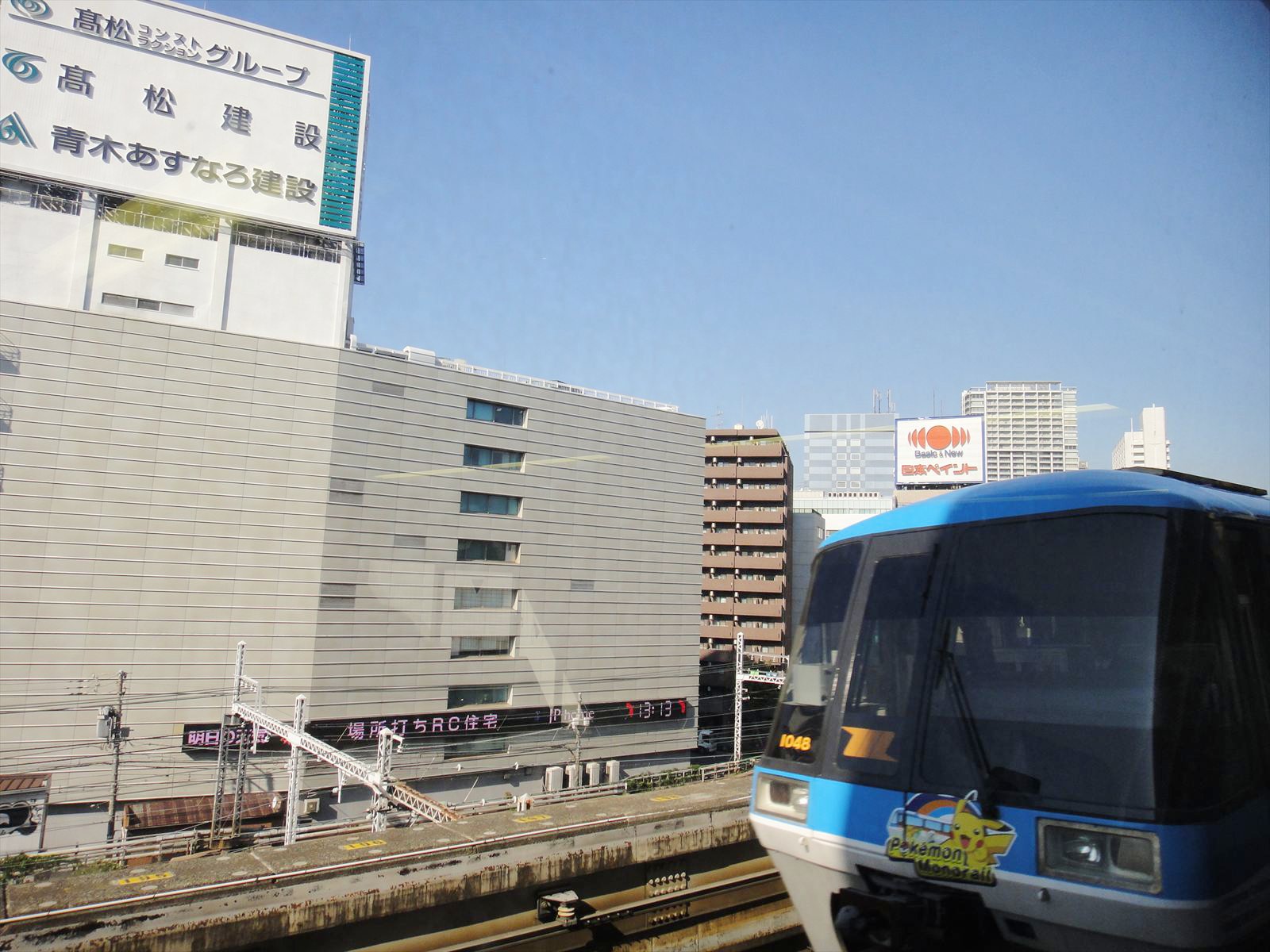 モノレールが窓横を通る区画も