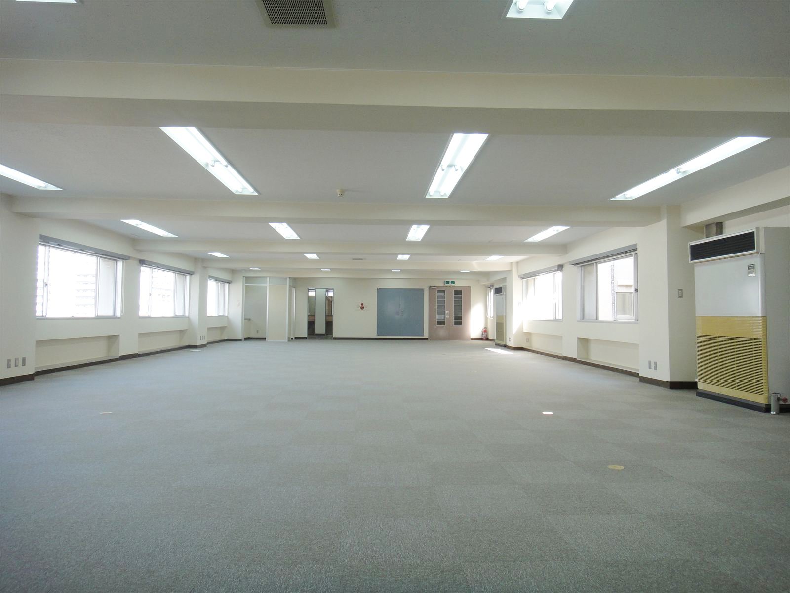 2面に広がる窓面により明るいオフィス