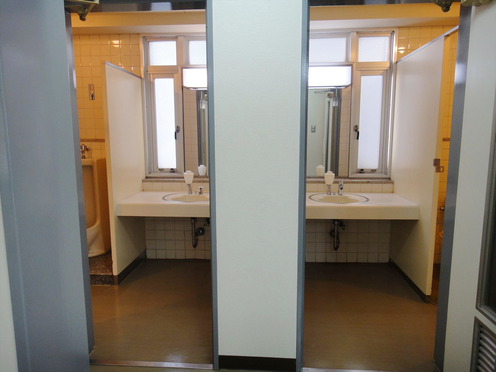 男女別トイレ入口