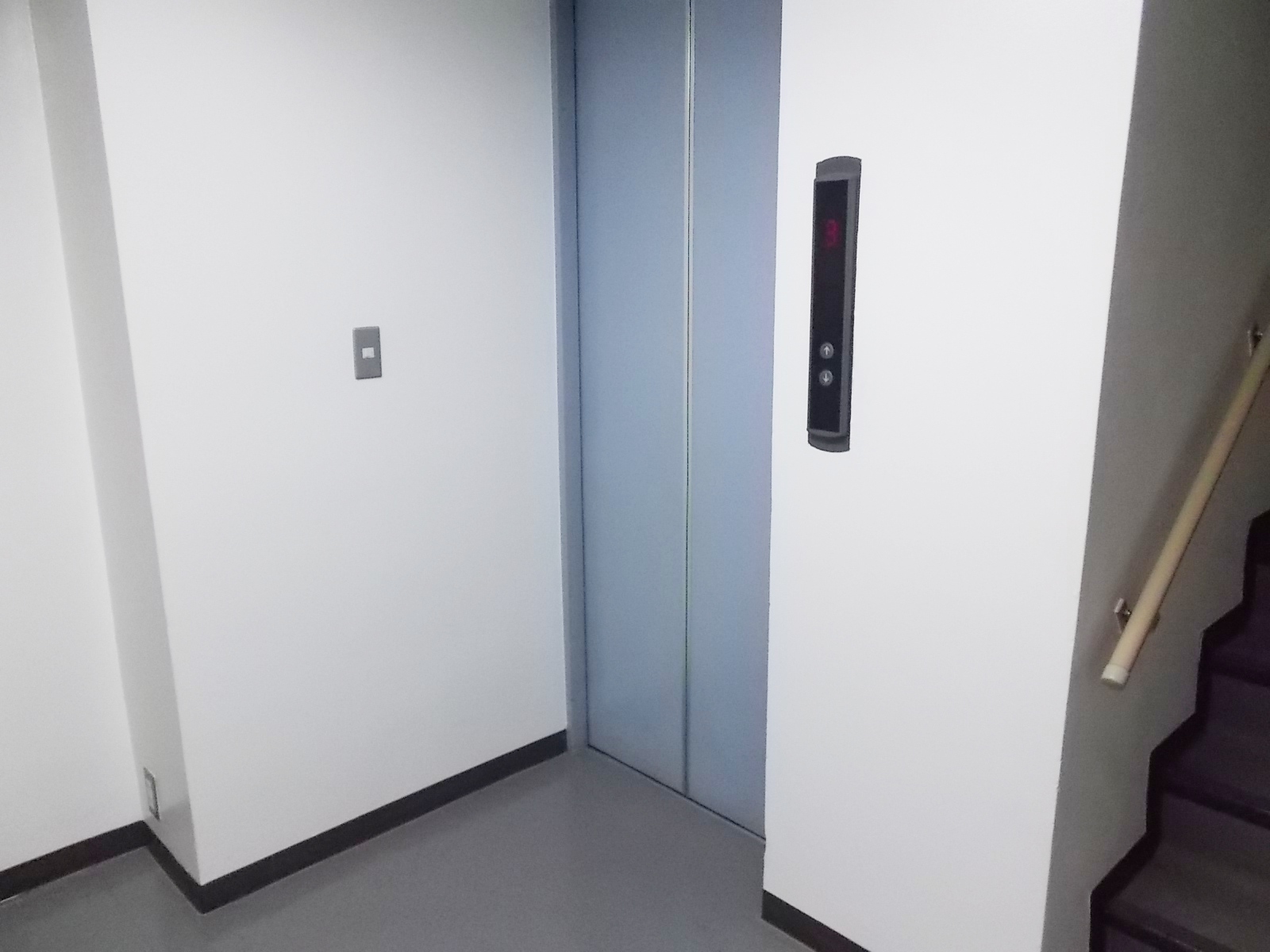 エレベーター前