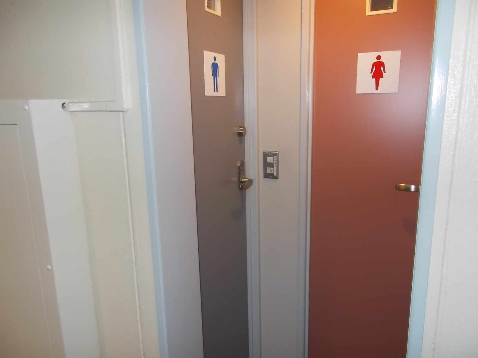 男女別トイレ入口