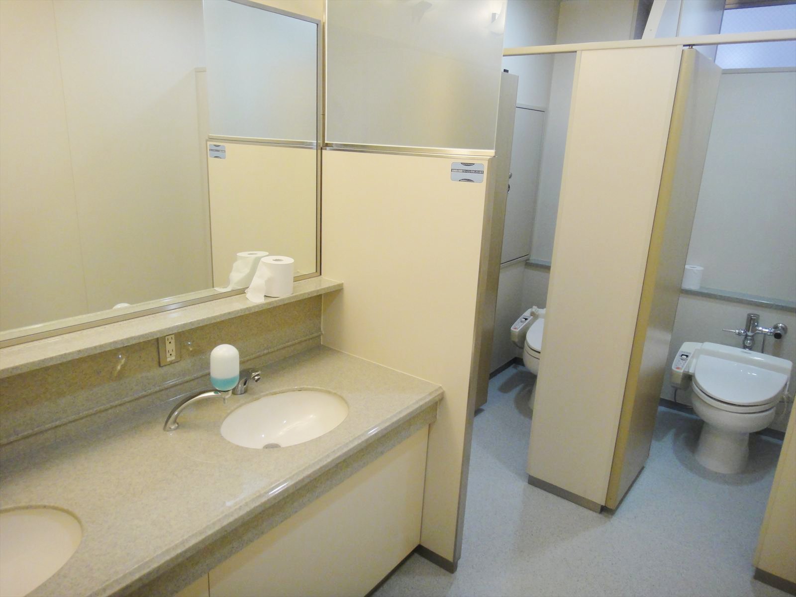 シンプルなトイレ室内
