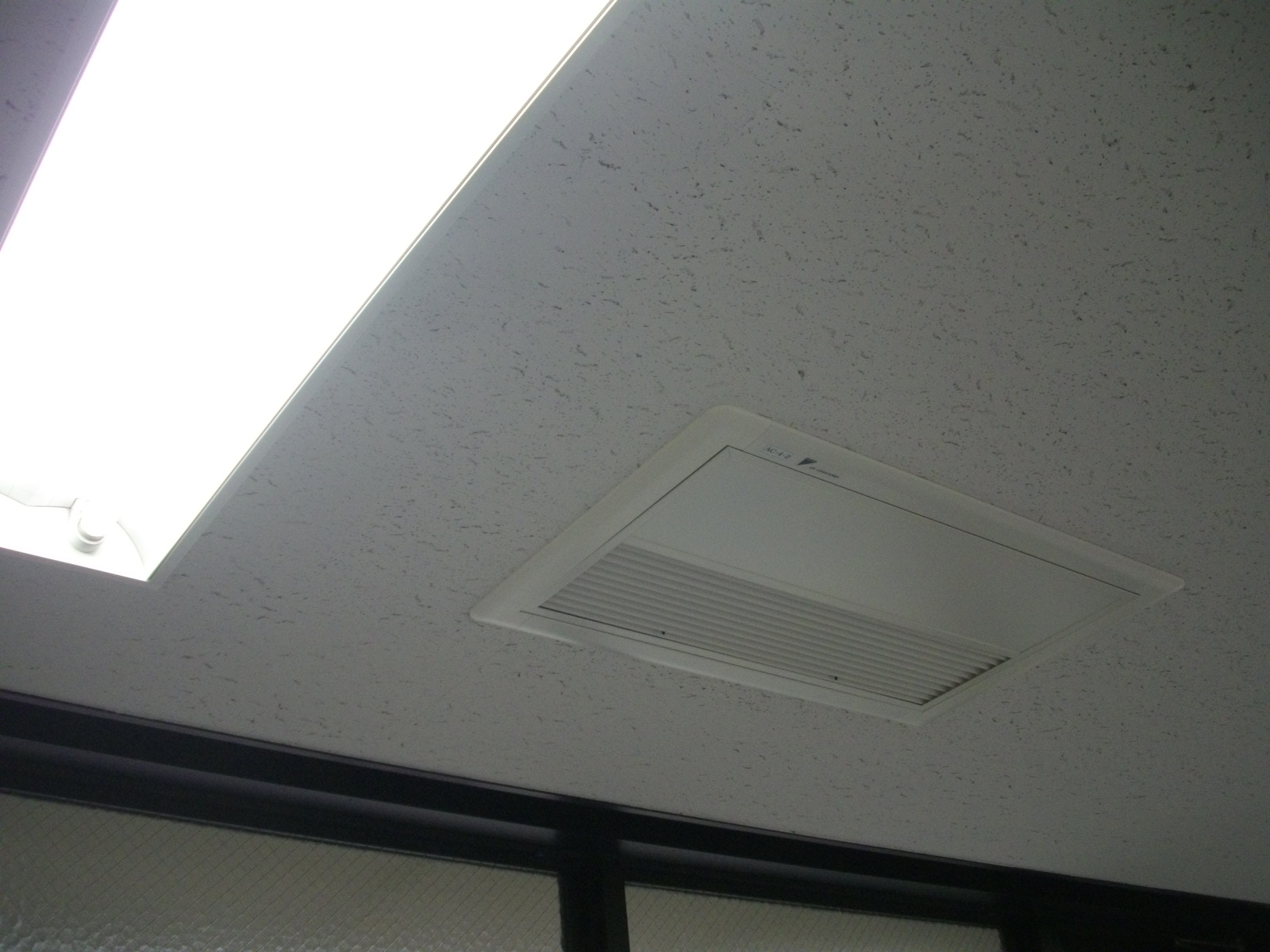 空調は埋め込み式