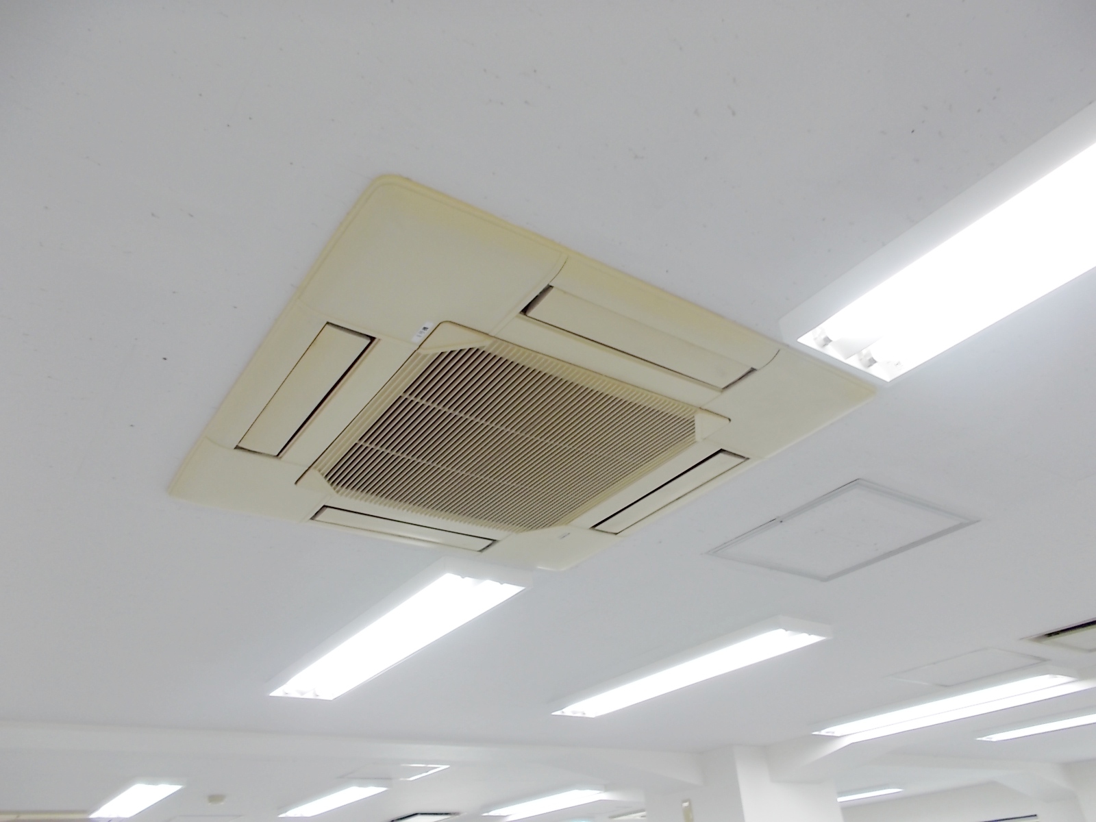 埋込み式空調です