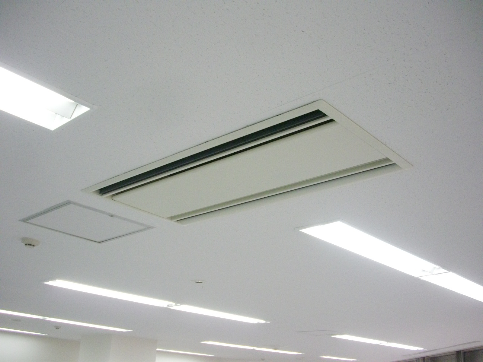 空調は天井埋め込み式