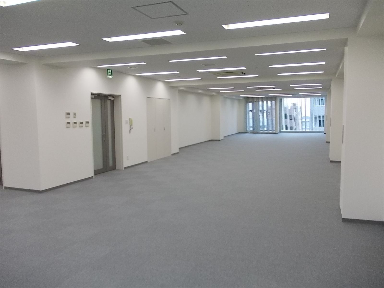 奥行きあるオフィス室内