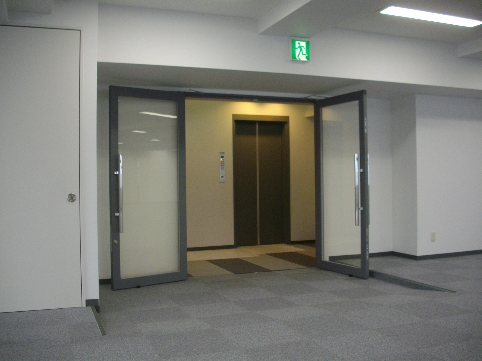 貸室出入り口