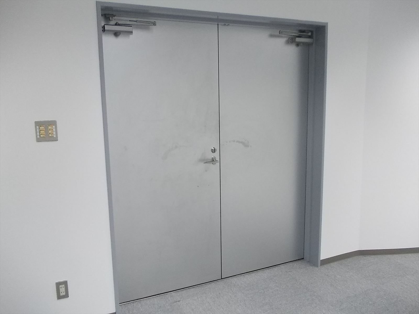 鉄製の扉