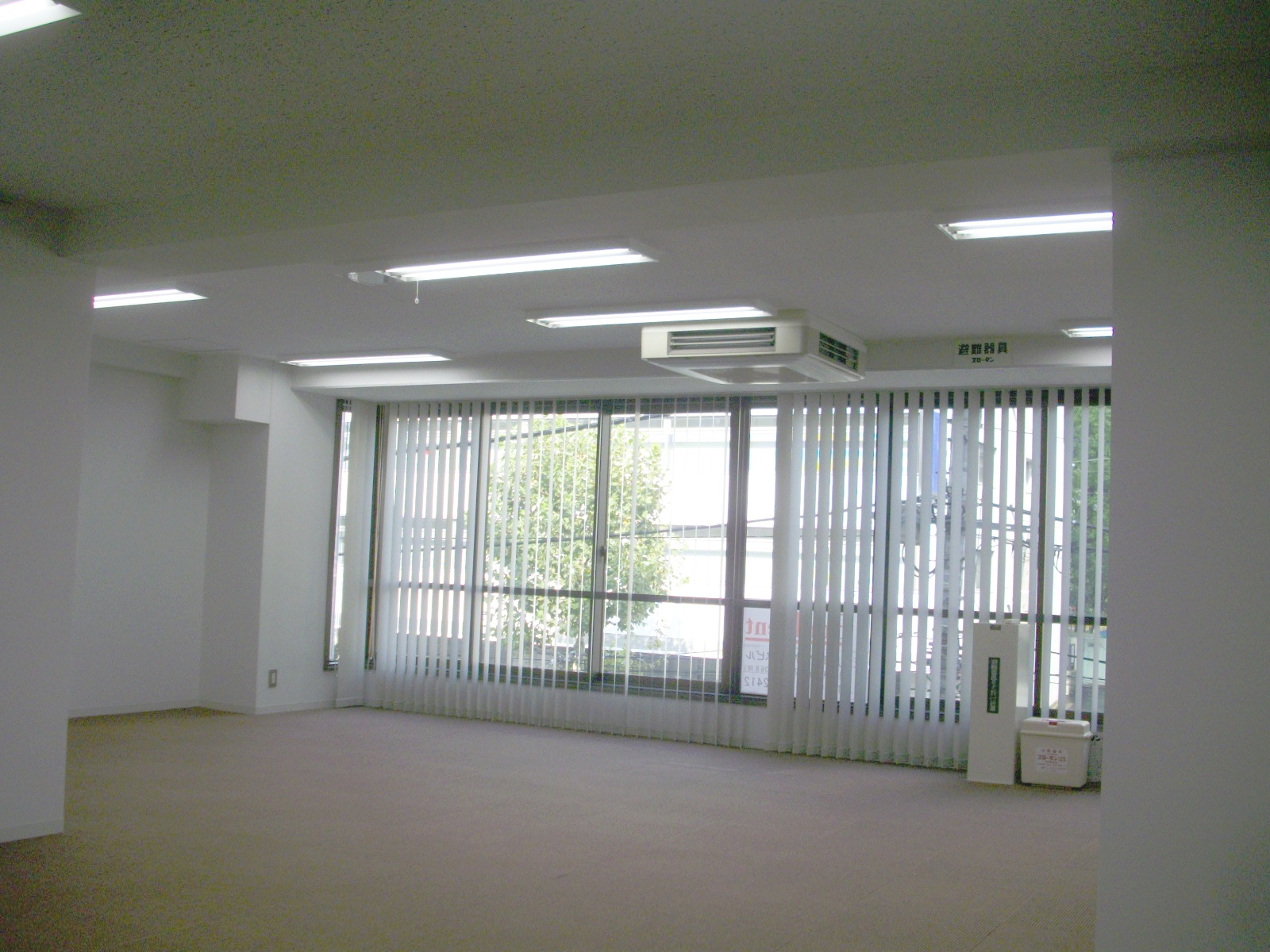 区画奥からの室内