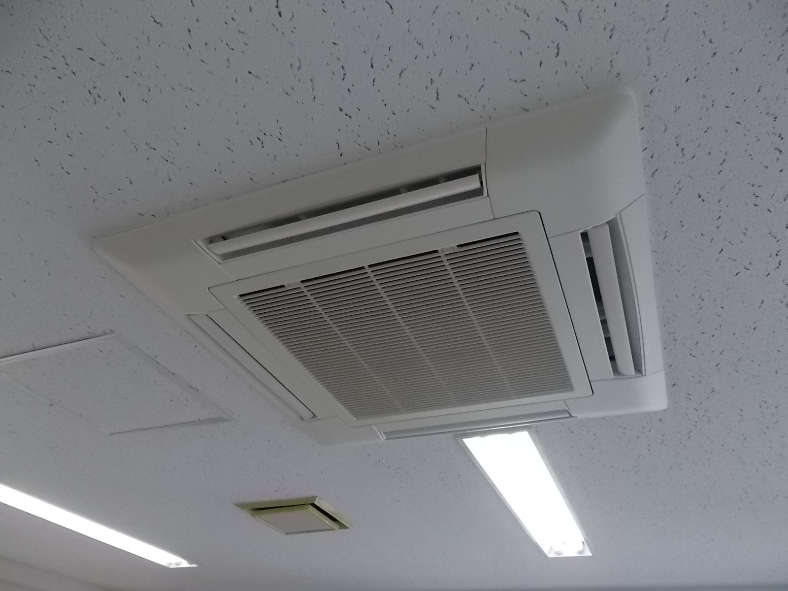 空調は天井埋め込み式