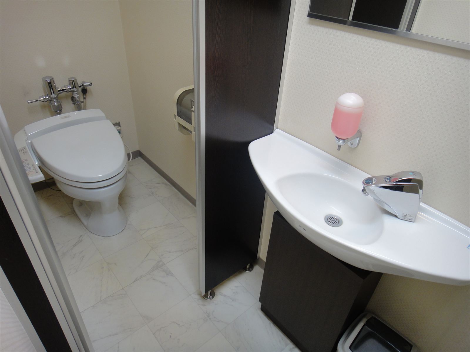 トイレ個室・洗面台