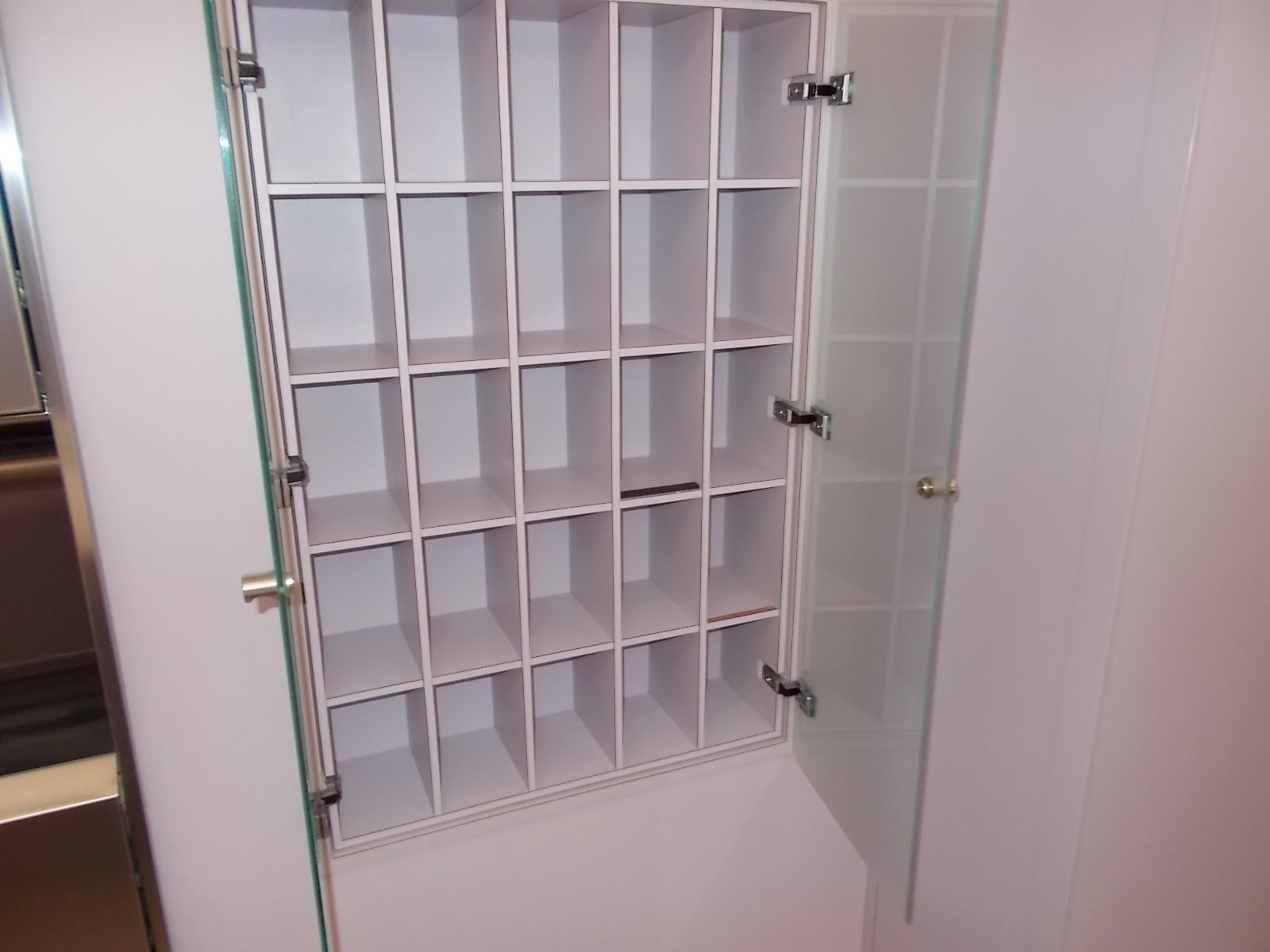 女性用トイレ内の小物入れ