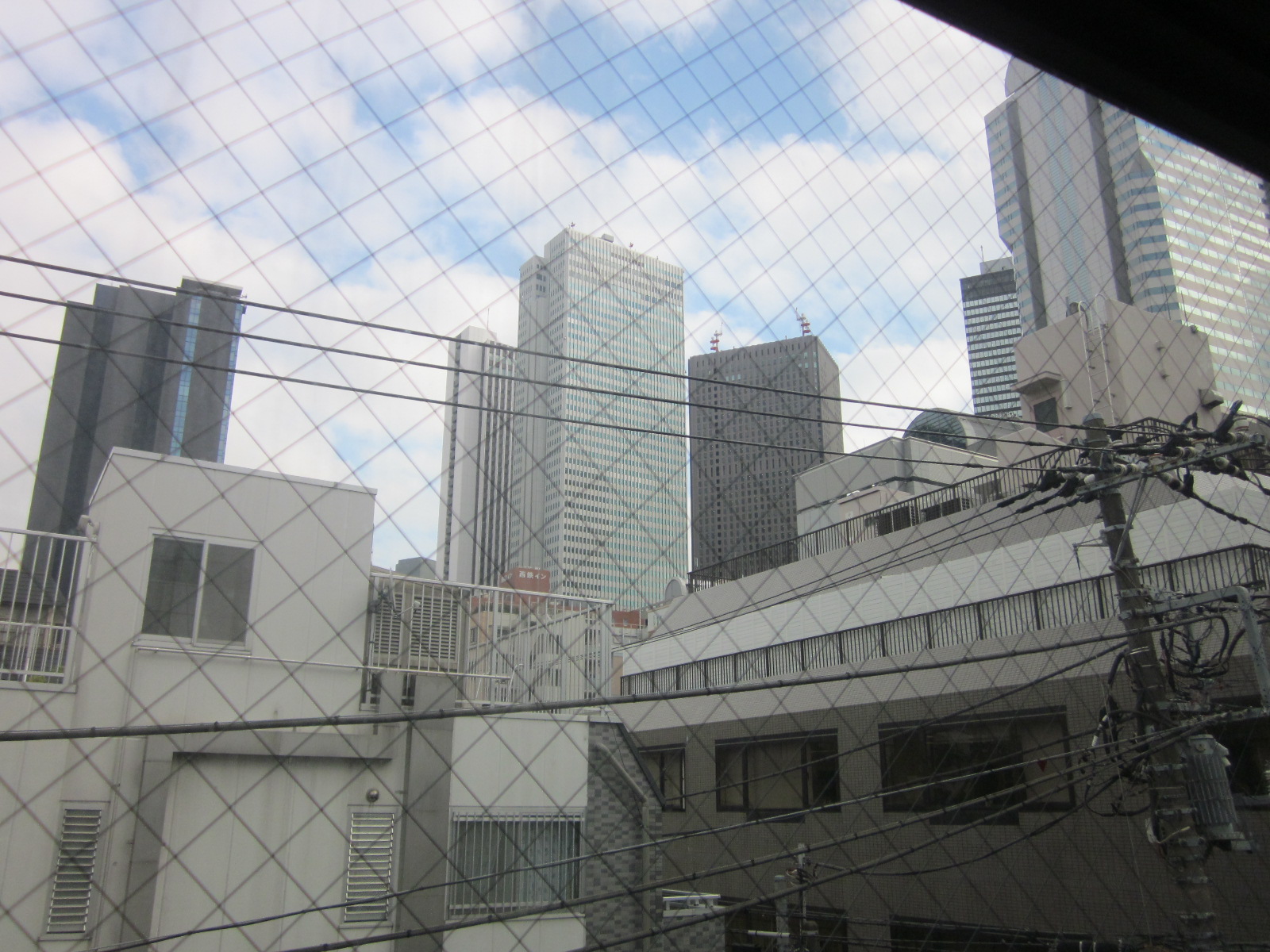 窓からは高層ビルがのぞきます