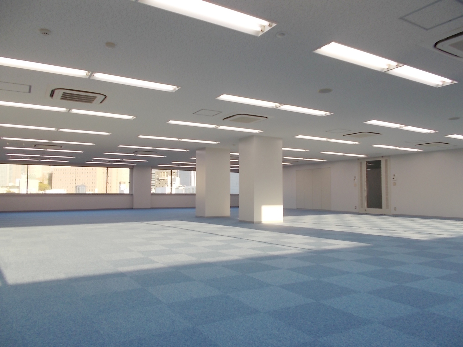 室内から西側の窓